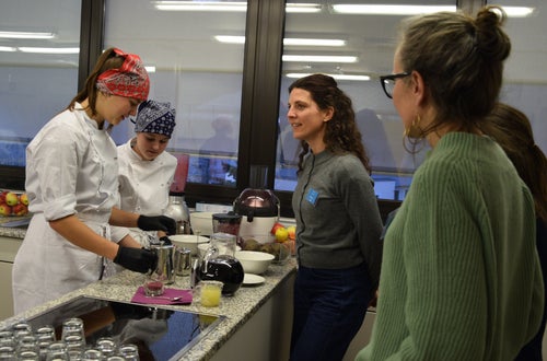 Foto – Fachschule Tisens: Rohnen in Aktion v. l. n. r. Nadia Gufler und Lena Klotz (1. Kl.) mit Fachlehrerin Barbara Lutz und Besuchern Foto – Fachschule Tisens: Rohnen in Aktion v. l. n. r. Nadia Gufler und Lena Klotz (1. Kl.) mit Fachlehrerin Barbara Lutz und Besuchern