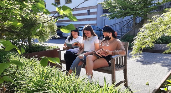 Lesen im Freien: Jasmin,Viktoria H., Samira Z. Foto: FS Tisens Lesen im Freien: Jasmin,Viktoria H., Samira Z. Foto: FS Tisens