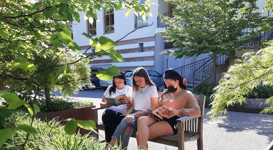 Lesen im Freien: Jasmin,Viktoria H., Samira Z. Foto: FS Tisens Lesen im Freien: Jasmin,Viktoria H., Samira Z. Foto: FS Tisens