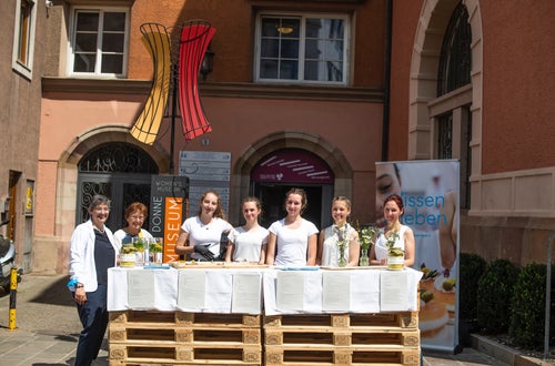 „Straßenküche im Mai“ v. l. n. r. Christine Gutgsell (Projektleiterin), Sissi Prader (Frauenmuseum Meran), Schülerinnen der zweiten Klasse: Sofie Thaler, Leonie Breitenberger, Anja Zöschg, Samira Schwienbacher und Iris Christine Schienegger (Heimerzieherin, Fachlehrerin und Kräuterpädagogin) Foto: Karlheinz Sollbauer „Straßenküche im Mai“ v. l. n. r. Christine Gutgsell (Projektleiterin), Sissi Prader (Frauenmuseum Meran), Schülerinnen der zweiten Klasse: Sofie Thaler, Leonie Breitenberger, Anja Zöschg, Samira Schwienbacher und Iris Christine Schienegger (Heimerzieherin, Fachlehrerin und Kräuterpädagogin) Foto: Karlheinz Sollbauer