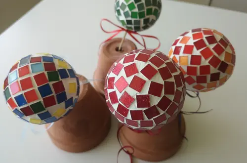 Mosaikkugeln basteln 2023. Fotos: FS Tisens Mosaikkugeln basteln 2023. Fotos: FS Tisens