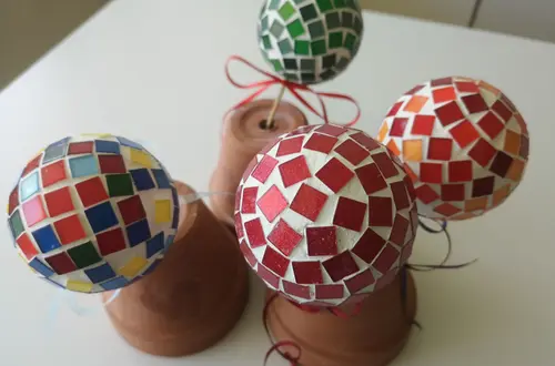 Mosaikkugeln basteln 2023. Fotos: FS Tisens Mosaikkugeln basteln 2023. Fotos: FS Tisens