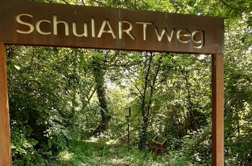 Lesen im Freien: Magdalena und Sophie, 2. Klasse. Foto: FS Tisens Lesen im Freien: Magdalena und Sophie, 2. Klasse. Foto: FS Tisens