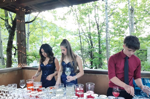Aya Bouslim, Leonie Colturato und Maximilian Settili kreieren zauberhafte Aperitifs im Freien. Foto: FS Tisens Aya Bouslim, Leonie Colturato und Maximilian Settili kreieren zauberhafte Aperitifs im Freien. Foto: FS Tisens