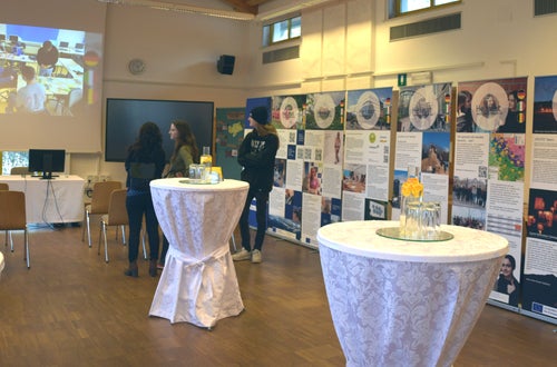 Foto – Fachschule Tisens: Schulprojekte mit Wirkung Besucher/-innen vor Erasmus+ „Heimat - Ausstellung und Film Foto – Fachschule Tisens: Schulprojekte mit Wirkung Besucher/-innen vor Erasmus+ „Heimat - Ausstellung und Film