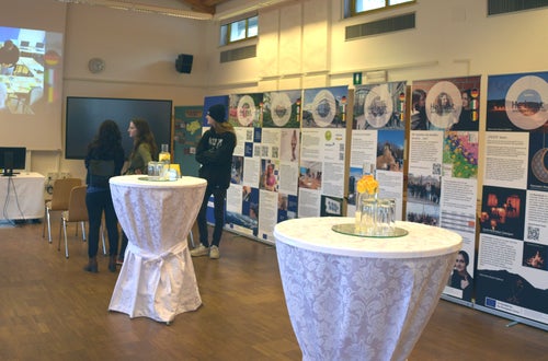 Foto – Fachschule Tisens: Schulprojekte mit Wirkung Besucher/-innen vor Erasmus+ „Heimat - Ausstellung und Film Foto – Fachschule Tisens: Schulprojekte mit Wirkung Besucher/-innen vor Erasmus+ „Heimat - Ausstellung und Film