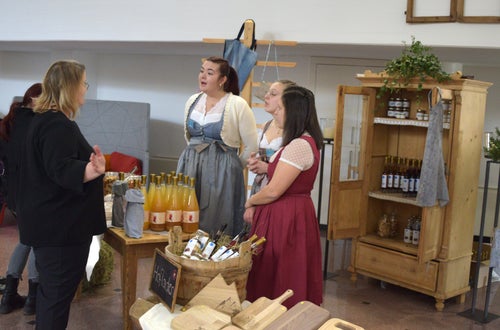 Foto Fachschule Tisens: Hofladen – Fachschülerinnen beraten Besucher v. l. n. r. Leni Pfitscher, Stefanie Rottensteiner und Alina Unterthurner (4. Kl.) Foto Fachschule Tisens: Hofladen – Fachschülerinnen beraten Besucher v. l. n. r. Leni Pfitscher, Stefanie Rottensteiner und Alina Unterthurner (4. Kl.)