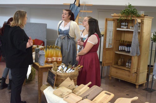 Foto Fachschule Tisens: Hofladen – Fachschülerinnen beraten Besucher v. l. n. r. Leni Pfitscher, Stefanie Rottensteiner und Alina Unterthurner (4. Kl.) Foto Fachschule Tisens: Hofladen – Fachschülerinnen beraten Besucher v. l. n. r. Leni Pfitscher, Stefanie Rottensteiner und Alina Unterthurner (4. Kl.)