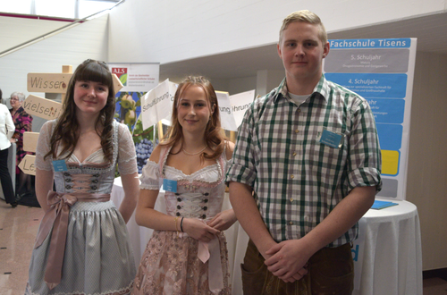 Foto - Fachschule Tisens: Schüler/-innen empfangen Gäste v. l. n. r. Natalie Prantl (2. Kl.), Marie Pöhl (4. Kl.) und Andreas Schwienbacher (3. Kl.) Foto - Fachschule Tisens: Schüler/-innen empfangen Gäste v. l. n. r. Natalie Prantl (2. Kl.), Marie Pöhl (4. Kl.) und Andreas Schwienbacher (3. Kl.)