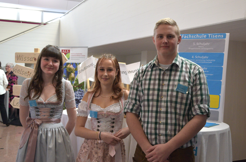 Foto - Fachschule Tisens: Schüler/-innen empfangen Gäste v. l. n. r. Natalie Prantl (2. Kl.), Marie Pöhl (4. Kl.) und Andreas Schwienbacher (3. Kl.) Foto - Fachschule Tisens: Schüler/-innen empfangen Gäste v. l. n. r. Natalie Prantl (2. Kl.), Marie Pöhl (4. Kl.) und Andreas Schwienbacher (3. Kl.)