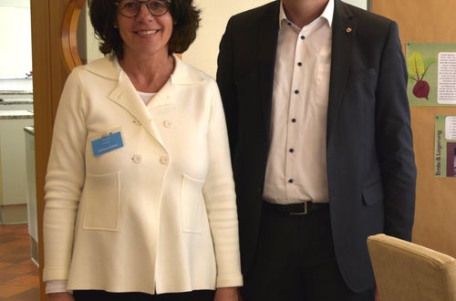 Foto – Fachschule Tisens: Schulleiterin und Landesdirektor im Austausch v. l. n. r. Christine Holzner und Peter Prieth Foto – Fachschule Tisens: Schulleiterin und Landesdirektor im Austausch v. l. n. r. Christine Holzner und Peter Prieth