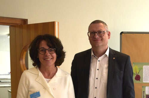 Foto – Fachschule Tisens: Schulleiterin und Landesdirektor im Austausch v. l. n. r. Christine Holzner und Peter Prieth Foto – Fachschule Tisens: Schulleiterin und Landesdirektor im Austausch v. l. n. r. Christine Holzner und Peter Prieth