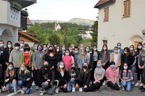 2. Reihe v. l. n. r.: 1. Karl-Heinz Weger-Raiffeisenverband Südtirol, 2. Schulleiterin Christine Holzner, 14. Projektleiterin Christine Gutgsell 3. Reihe v. l. n. r.: 3. Klaus Schwarz – Raiffeisenverband Südtirol, 15. Susanne Arquin-BWL- Lehrerin, 16. Notburga Gögele – Sozialbetreuerin. 2. Reihe v. l. n. r.: 1. Karl-Heinz Weger-Raiffeisenverband Südtirol, 2. Schulleiterin Christine Holzner, 14. Projektleiterin Christine Gutgsell 3. Reihe v. l. n. r.: 3. Klaus Schwarz – Raiffeisenverband Südtirol, 15. Susanne Arquin-BWL- Lehrerin, 16. Notburga Gögele – Sozialbetreuerin.