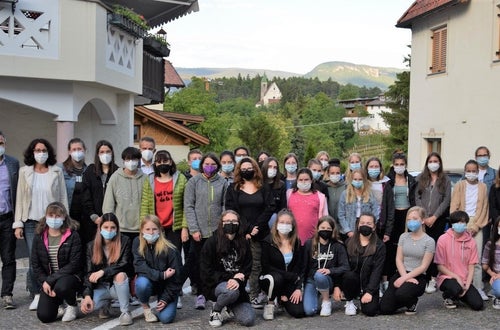 2. Reihe v. l. n. r.: 1. Karl-Heinz Weger-Raiffeisenverband Südtirol, 2. Schulleiterin Christine Holzner, 14. Projektleiterin Christine Gutgsell 3. Reihe v. l. n. r.: 3. Klaus Schwarz – Raiffeisenverband Südtirol, 15. Susanne Arquin-BWL- Lehrerin, 16. Notburga Gögele – Sozialbetreuerin. 2. Reihe v. l. n. r.: 1. Karl-Heinz Weger-Raiffeisenverband Südtirol, 2. Schulleiterin Christine Holzner, 14. Projektleiterin Christine Gutgsell 3. Reihe v. l. n. r.: 3. Klaus Schwarz – Raiffeisenverband Südtirol, 15. Susanne Arquin-BWL- Lehrerin, 16. Notburga Gögele – Sozialbetreuerin.