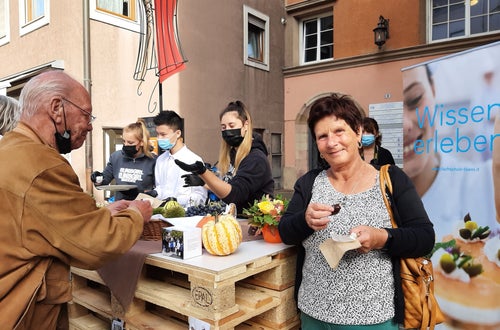 2021-10-01 Straßenküche Meran Fotos: FS Tisens Kastanienherzen waren der absolute Favorit Besucher:innen und Fachschüler:innen v. l. n. r. Samira Zöschg, Luigi Li und Annalena Engl 2021-10-01 Straßenküche Meran Fotos: FS Tisens Kastanienherzen waren der absolute Favorit Besucher:innen und Fachschüler:innen v. l. n. r. Samira Zöschg, Luigi Li und Annalena Engl