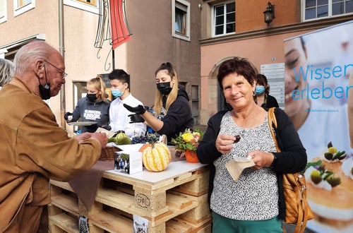 2021-10-01 Straßenküche Meran Fotos: FS Tisens Kastanienherzen waren der absolute Favorit Besucher:innen und Fachschüler:innen v. l. n. r. Samira Zöschg, Luigi Li und Annalena Engl 2021-10-01 Straßenküche Meran Fotos: FS Tisens Kastanienherzen waren der absolute Favorit Besucher:innen und Fachschüler:innen v. l. n. r. Samira Zöschg, Luigi Li und Annalena Engl