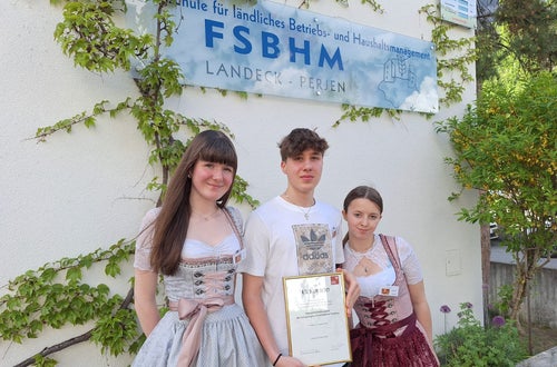 Die Tisner Erstplatzierten mit Urkunde
v.l.n.r. Natalie Prantl, Jakob Eisenstecken und Johanna Gamper
Foto: FS Tisens Die Tisner Erstplatzierten mit Urkunde
v.l.n.r. Natalie Prantl, Jakob Eisenstecken und Johanna Gamper
Foto: FS Tisens