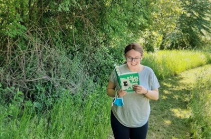 Lesen im Freien: Clara, 2. Klasse. Foto: FS Tisens Lesen im Freien: Clara, 2. Klasse. Foto: FS Tisens
