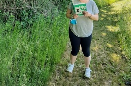 Lesen im Freien: Clara, 2. Klasse. Foto: FS Tisens Lesen im Freien: Clara, 2. Klasse. Foto: FS Tisens