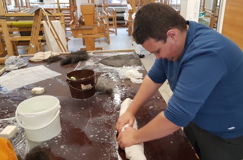 Workshop Filzen an der Winterschule Ulten. Fotos: FS Tisens Workshop Filzen an der Winterschule Ulten. Fotos: FS Tisens