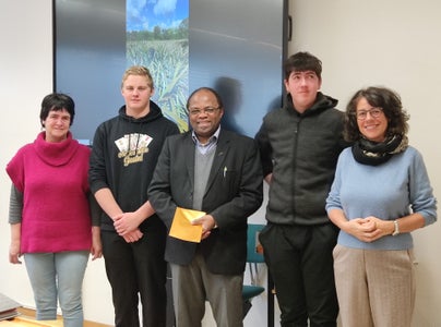 Übergabe Spende. v.li.: Wilma Tonner, Andreas Schwienbacher, Pfarrer Ngonyani, Johannes Santer, Schulleiterin Christine Holzner Foto: FS Tisens Übergabe Spende. v.li.: Wilma Tonner, Andreas Schwienbacher, Pfarrer Ngonyani, Johannes Santer, Schulleiterin Christine Holzner Foto: FS Tisens