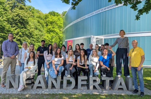 Gruppenfoto vor dem Neanderthalmuseum in Mettmann bei Düsseldorf Foto: FS Tisens Gruppenfoto vor dem Neanderthalmuseum in Mettmann bei Düsseldorf Foto: FS Tisens
