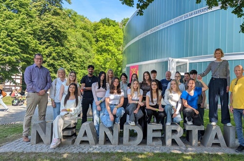 Gruppenfoto vor dem Neanderthalmuseum in Mettmann bei Düsseldorf Foto: FS Tisens Gruppenfoto vor dem Neanderthalmuseum in Mettmann bei Düsseldorf Foto: FS Tisens