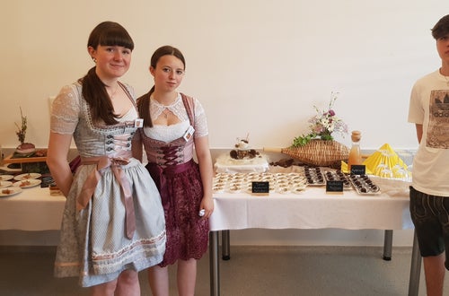 Das Tisner Siegerteam mit ihren Kastanien-Köstlichkeiten
v.l.n.r. Natalie Prantl, Johanna Gamper und Jakob Eisenstecken
Foto: FS Tisens Das Tisner Siegerteam mit ihren Kastanien-Köstlichkeiten
v.l.n.r. Natalie Prantl, Johanna Gamper und Jakob Eisenstecken
Foto: FS Tisens