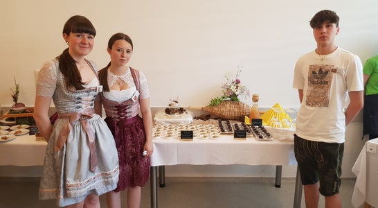 Das Tisner Siegerteam mit ihren Kastanien-Köstlichkeiten
v.l.n.r. Natalie Prantl, Johanna Gamper und Jakob Eisenstecken
Foto: FS Tisens Das Tisner Siegerteam mit ihren Kastanien-Köstlichkeiten
v.l.n.r. Natalie Prantl, Johanna Gamper und Jakob Eisenstecken
Foto: FS Tisens