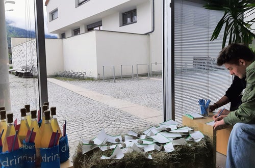 Ein Klassensprecher vom Oberschulzentrum Mals schreibt seine Heimatzugänge auf. Foto: FS Tisens. Ein Klassensprecher vom Oberschulzentrum Mals schreibt seine Heimatzugänge auf. Foto: FS Tisens.