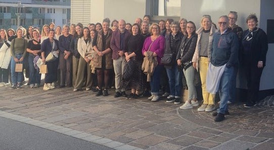Gruppenfoto der Landecker und Tisner Lehrerkollegien bei ihrem Herbsttreffen vor der Schokolademanufaktur Haag. (Foto: LPA/Fachschule für ländliches Betriebs- und Haushaltsmanagement Landeck-Perjen) Foto: FS Tisens Gruppenfoto der Landecker und Tisner Lehrerkollegien bei ihrem Herbsttreffen vor der Schokolademanufaktur Haag. (Foto: LPA/Fachschule für ländliches Betriebs- und Haushaltsmanagement Landeck-Perjen) Foto: FS Tisens