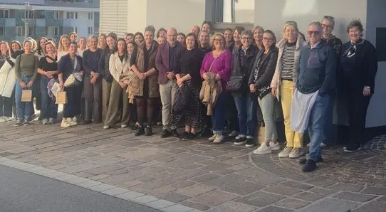 Gruppenfoto der Landecker und Tisner Lehrerkollegien bei ihrem Herbsttreffen vor der Schokolademanufaktur Haag. (Foto: LPA/Fachschule für ländliches Betriebs- und Haushaltsmanagement Landeck-Perjen) Foto: FS Tisens Gruppenfoto der Landecker und Tisner Lehrerkollegien bei ihrem Herbsttreffen vor der Schokolademanufaktur Haag. (Foto: LPA/Fachschule für ländliches Betriebs- und Haushaltsmanagement Landeck-Perjen) Foto: FS Tisens