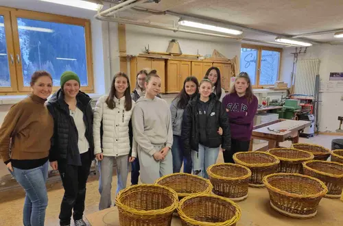 Handgemacht. Körbe flechten in der Winterschule. Foto: FS Tisens Handgemacht. Körbe flechten in der Winterschule. Foto: FS Tisens