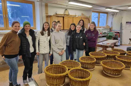 Handgemacht. Körbe flechten in der Winterschule. Foto: FS Tisens Handgemacht. Körbe flechten in der Winterschule. Foto: FS Tisens