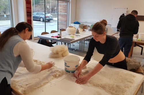 Workshop Filzen an der Winterschule Ulten. Fotos: FS Tisens Workshop Filzen an der Winterschule Ulten. Fotos: FS Tisens