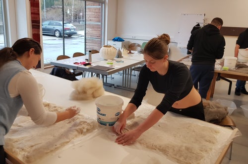 Workshop Filzen an der Winterschule Ulten. Fotos: FS Tisens Workshop Filzen an der Winterschule Ulten. Fotos: FS Tisens