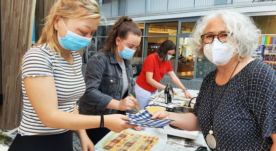 Fachschülerinnen - Mitglieder der Schülergenossenschaft „hondgmocht&hausgmocht“ - mit Direktorin der Bibliothek Lana Walburga Gufler. Foto: FS Tisens Fachschülerinnen - Mitglieder der Schülergenossenschaft „hondgmocht&hausgmocht“ - mit Direktorin der Bibliothek Lana Walburga Gufler. Foto: FS Tisens