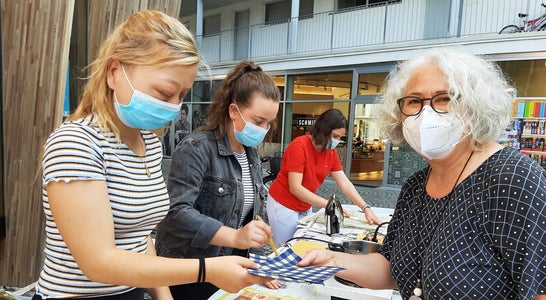 Fachschülerinnen - Mitglieder der Schülergenossenschaft „hondgmocht&hausgmocht“ - mit Direktorin der Bibliothek Lana Walburga Gufler. Foto: FS Tisens Fachschülerinnen - Mitglieder der Schülergenossenschaft „hondgmocht&hausgmocht“ - mit Direktorin der Bibliothek Lana Walburga Gufler. Foto: FS Tisens
