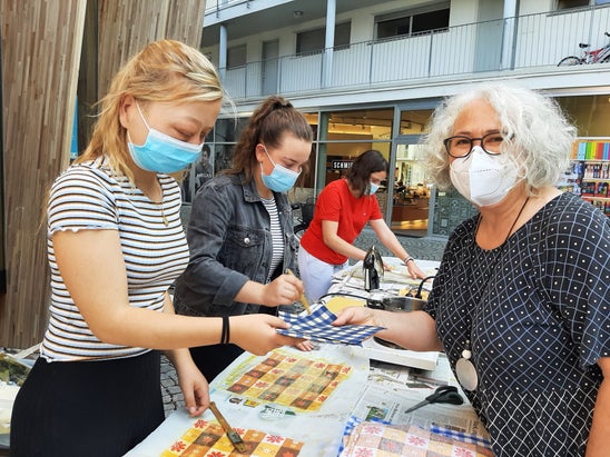 Fachschülerinnen - Mitglieder der Schülergenossenschaft „hondgmocht&hausgmocht“ - mit Direktorin der Bibliothek Lana Walburga Gufler. Foto: FS Tisens Fachschülerinnen - Mitglieder der Schülergenossenschaft „hondgmocht&hausgmocht“ - mit Direktorin der Bibliothek Lana Walburga Gufler. Foto: FS Tisens