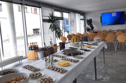 Das Tisner Buffet wartet im Foyer vom OSZ-Mals auf die Ausstellungsbesucher. Foto: FS Tisens. Das Tisner Buffet wartet im Foyer vom OSZ-Mals auf die Ausstellungsbesucher. Foto: FS Tisens.