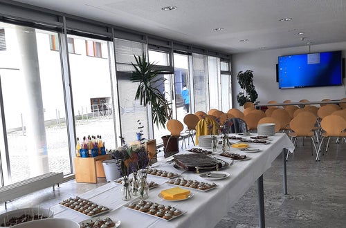Das Tisner Buffet wartet im Foyer vom OSZ-Mals auf die Ausstellungsbesucher. Foto: FS Tisens. Das Tisner Buffet wartet im Foyer vom OSZ-Mals auf die Ausstellungsbesucher. Foto: FS Tisens.