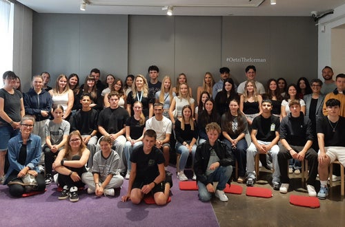 Besuch im Südtiroler Archäologiemuseum: Gruppenfoto mit Frau Direktor Elisabeth Vallazza (3. Reihe, 6. v. l. n. r. – Bildmitte) Foto: FS Tisens Besuch im Südtiroler Archäologiemuseum: Gruppenfoto mit Frau Direktor Elisabeth Vallazza (3. Reihe, 6. v. l. n. r. – Bildmitte) Foto: FS Tisens