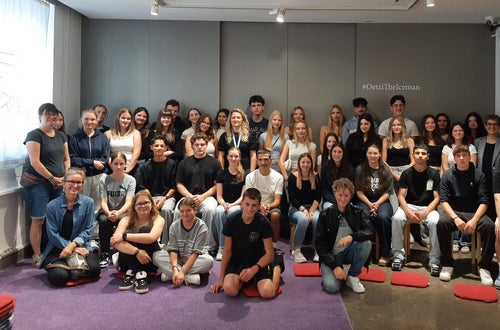 Besuch im Südtiroler Archäologiemuseum: Gruppenfoto mit Frau Direktor Elisabeth Vallazza (3. Reihe, 6. v. l. n. r. – Bildmitte) Foto: FS Tisens Besuch im Südtiroler Archäologiemuseum: Gruppenfoto mit Frau Direktor Elisabeth Vallazza (3. Reihe, 6. v. l. n. r. – Bildmitte) Foto: FS Tisens