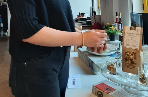 Foto – Fachschule Tisens: Schülergenossenschaft mit Mountain Müsli Fachschülerin Natascha Blaas mit Mountain Müsli Foto – Fachschule Tisens: Schülergenossenschaft mit Mountain Müsli Fachschülerin Natascha Blaas mit Mountain Müsli