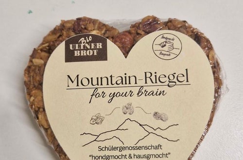Der erste Mountain-Riegel mit Herz erfüllt die Schüler/-innen mit Stolz. Foto: FS Tisens Der erste Mountain-Riegel mit Herz erfüllt die Schüler/-innen mit Stolz. Foto: FS Tisens