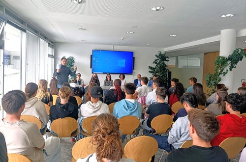 v. l. n. r. Werner Oberthaler - Direktor OSZ-Mals, Christine Gutgsell- Projektleiterin Erasmus+ Heimat – regionale Identität in Europa, Marion Unterholzner, Teilnehmerin am Erasmus-Projekt, Tanja Rastner – Pädagogische Abteilung-Bildungsdirektion, Christine Holzner, Schulleiterin Fachschule Tisens, Martin Unterer, Geschäftsführender Direktor der Fachschulen Haslach, Neumarkt und Tisens, Martin Daniel, Koordinator für Politische Bildung im OSZ-Mals und im Publikum die Klassensprecherinnen und Klassensprecher vom Oberschulzentrum Mals und Lehrpersonen. Foto: FS Tisens. v. l. n. r. Werner Oberthaler - Direktor OSZ-Mals, Christine Gutgsell- Projektleiterin Erasmus+ Heimat – regionale Identität in Europa, Marion Unterholzner, Teilnehmerin am Erasmus-Projekt, Tanja Rastner – Pädagogische Abteilung-Bildungsdirektion, Christine Holzner, Schulleiterin Fachschule Tisens, Martin Unterer, Geschäftsführender Direktor der Fachschulen Haslach, Neumarkt und Tisens, Martin Daniel, Koordinator für Politische Bildung im OSZ-Mals und im Publikum die Klassensprecherinnen und Klassensprecher vom Oberschulzentrum Mals und Lehrpersonen. Foto: FS Tisens.