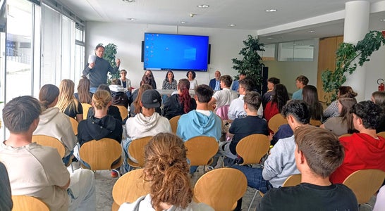 v. l. n. r. Werner Oberthaler - Direktor OSZ-Mals, Christine Gutgsell- Projektleiterin Erasmus+ Heimat – regionale Identität in Europa, Marion Unterholzner, Teilnehmerin am Erasmus-Projekt, Tanja Rastner – Pädagogische Abteilung-Bildungsdirektion, Christine Holzner, Schulleiterin Fachschule Tisens, Martin Unterer, Geschäftsführender Direktor der Fachschulen Haslach, Neumarkt und Tisens, Martin Daniel, Koordinator für Politische Bildung im OSZ-Mals und im Publikum die Klassensprecherinnen und Klassensprecher vom Oberschulzentrum Mals und Lehrpersonen. Foto: FS Tisens. v. l. n. r. Werner Oberthaler - Direktor OSZ-Mals, Christine Gutgsell- Projektleiterin Erasmus+ Heimat – regionale Identität in Europa, Marion Unterholzner, Teilnehmerin am Erasmus-Projekt, Tanja Rastner – Pädagogische Abteilung-Bildungsdirektion, Christine Holzner, Schulleiterin Fachschule Tisens, Martin Unterer, Geschäftsführender Direktor der Fachschulen Haslach, Neumarkt und Tisens, Martin Daniel, Koordinator für Politische Bildung im OSZ-Mals und im Publikum die Klassensprecherinnen und Klassensprecher vom Oberschulzentrum Mals und Lehrpersonen. Foto: FS Tisens.