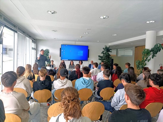 v. l. n. r. Werner Oberthaler - Direktor OSZ-Mals, Christine Gutgsell- Projektleiterin Erasmus+ Heimat – regionale Identität in Europa, Marion Unterholzner, Teilnehmerin am Erasmus-Projekt, Tanja Rastner – Pädagogische Abteilung-Bildungsdirektion, Christine Holzner, Schulleiterin Fachschule Tisens, Martin Unterer, Geschäftsführender Direktor der Fachschulen Haslach, Neumarkt und Tisens, Martin Daniel, Koordinator für Politische Bildung im OSZ-Mals und im Publikum die Klassensprecherinnen und Klassensprecher vom Oberschulzentrum Mals und Lehrpersonen. Foto: FS Tisens. v. l. n. r. Werner Oberthaler - Direktor OSZ-Mals, Christine Gutgsell- Projektleiterin Erasmus+ Heimat – regionale Identität in Europa, Marion Unterholzner, Teilnehmerin am Erasmus-Projekt, Tanja Rastner – Pädagogische Abteilung-Bildungsdirektion, Christine Holzner, Schulleiterin Fachschule Tisens, Martin Unterer, Geschäftsführender Direktor der Fachschulen Haslach, Neumarkt und Tisens, Martin Daniel, Koordinator für Politische Bildung im OSZ-Mals und im Publikum die Klassensprecherinnen und Klassensprecher vom Oberschulzentrum Mals und Lehrpersonen. Foto: FS Tisens.