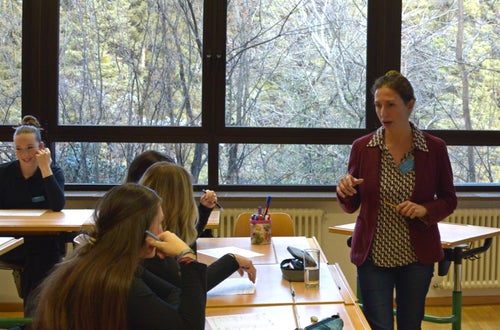 Foto – Fachschule Tisens: Live – Unterricht Fachschülerinnen der ersten Klasse mit Lehrperson Paola-Valeria Crespi Foto – Fachschule Tisens: Live – Unterricht Fachschülerinnen der ersten Klasse mit Lehrperson Paola-Valeria Crespi