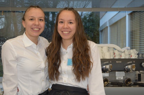 Foto – Fachschule Tisens: Kaffee mit Liebe zubereitet v. l. n. r. Julia Pixner und Manuela Pixner (3. Kl.) Foto – Fachschule Tisens: Kaffee mit Liebe zubereitet v. l. n. r. Julia Pixner und Manuela Pixner (3. Kl.)